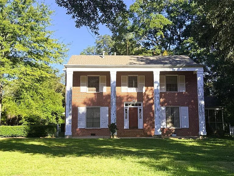 Charming Home in Haynesville, LA with Spacious Interiors and Modern Potential