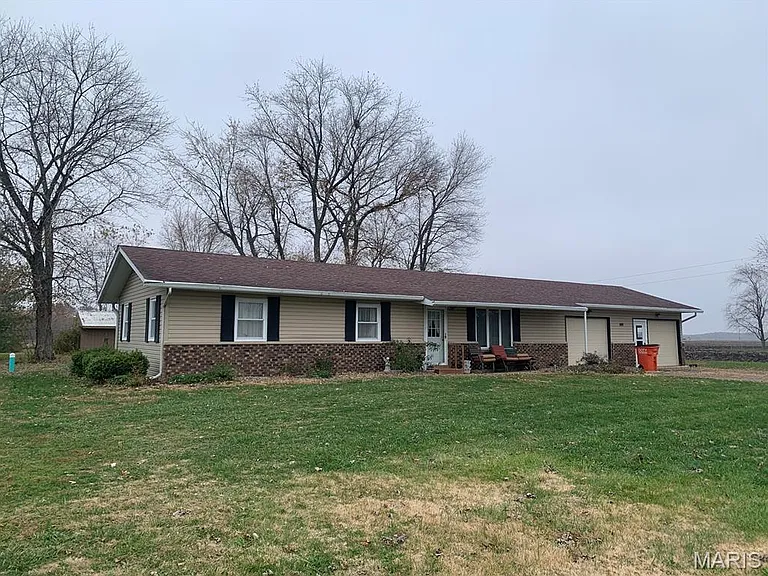 Inviting Home in a Peaceful Sorento, Illinois Neighborhood