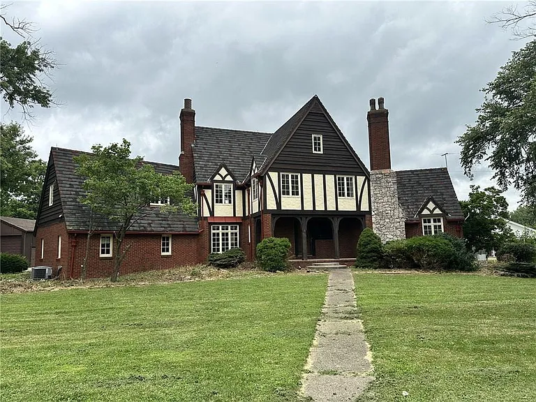 Spacious Classic Home with Expansive Living Areas and Exceptional Potential