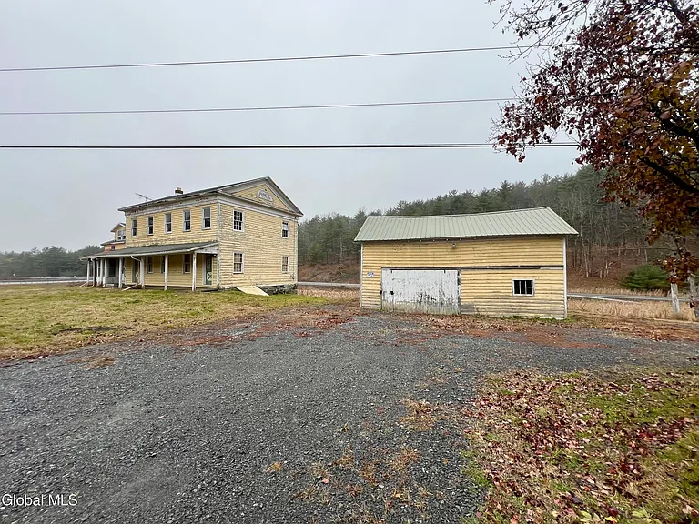 Scenic Feura Bush Property Offering Privacy and Restoration Potential