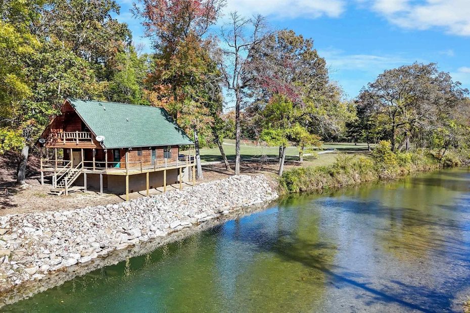 Tranquil 12-Acre Cabin Haven Near Calico Rock