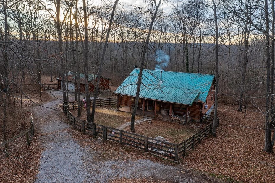 Peaceful Cabin Living Surrounded by Mature Woods in Nicholasville