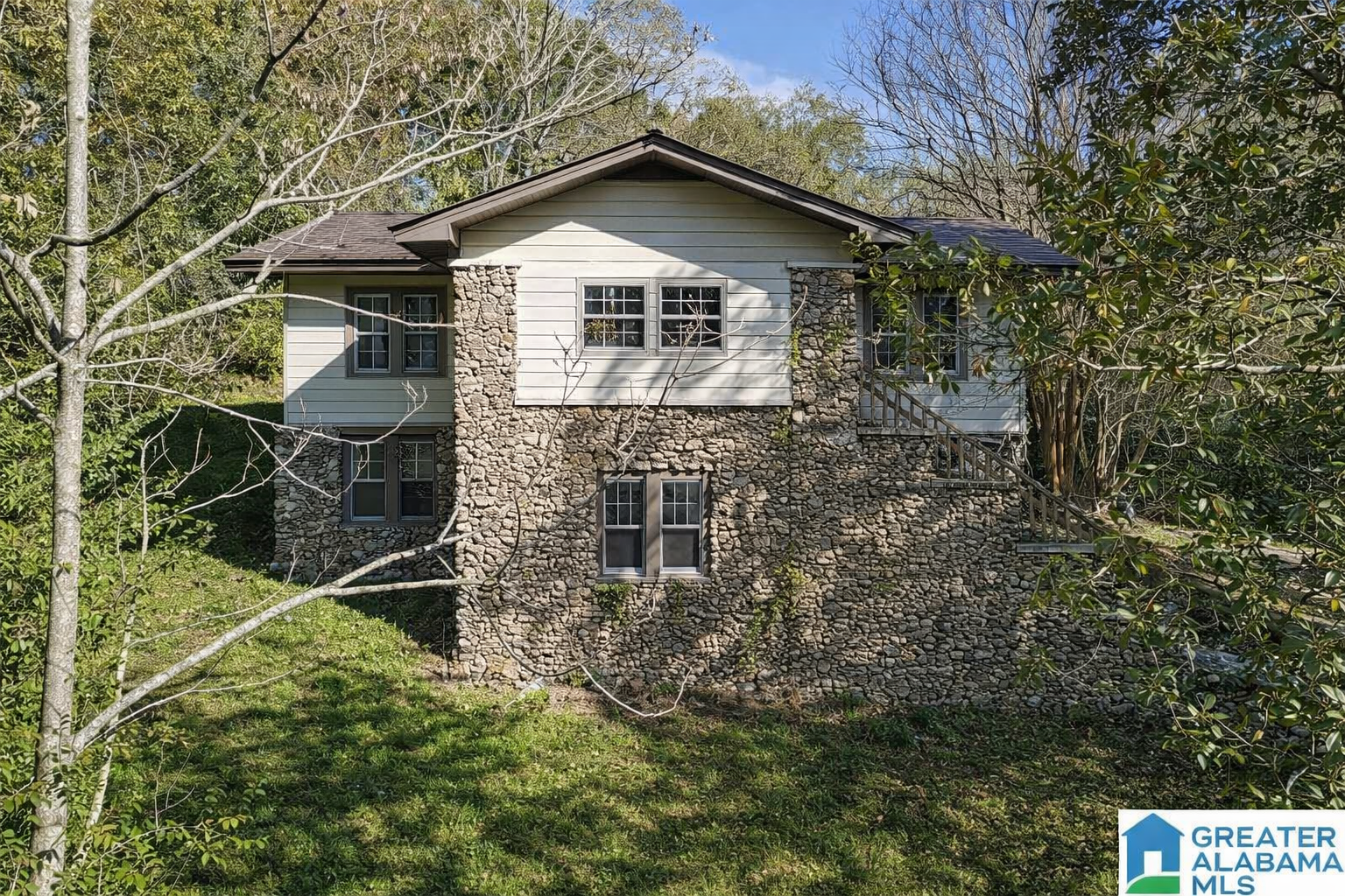 Generously Sized Residence with Unique Layout and Peaceful Surroundings