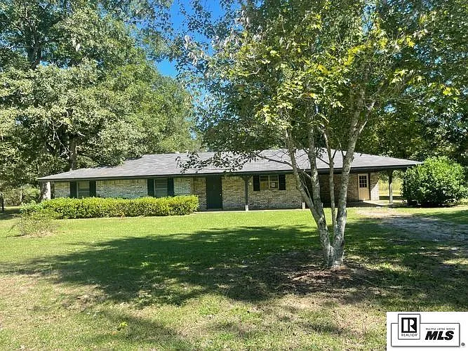 Charming Country Home with Spacious Grounds in Bastrop