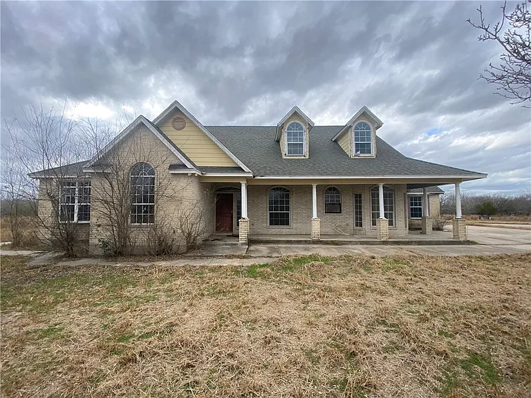 Charming Rural Home on Expansive Acreage in Alice, Texas