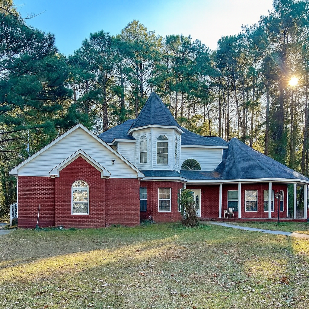 A Spacious Brick Home in Kinston, North Carolina Offering Comfort, Style, and Exceptional Potential