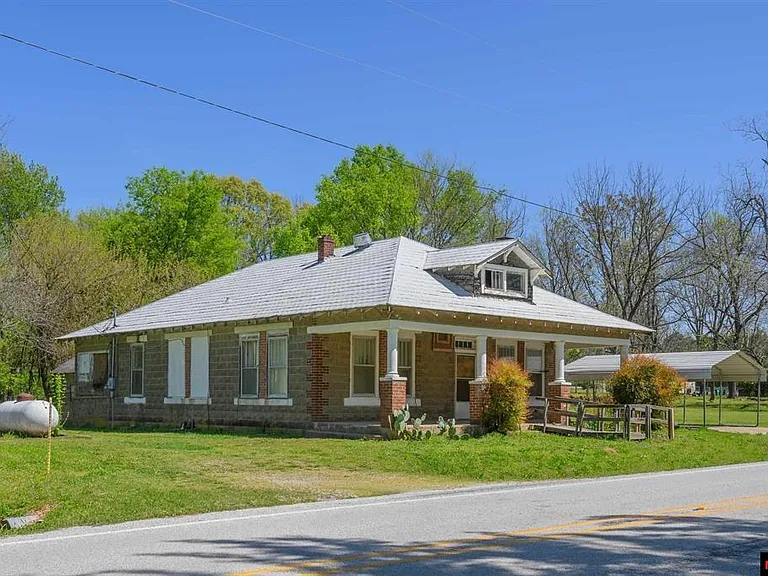 Tranquil Country Hideaway on a Spacious Lot Just Minutes from White River