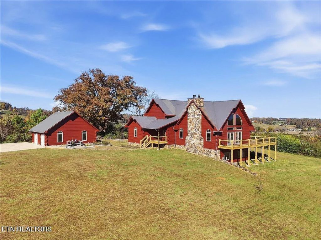 Peaceful Country Home on 15.1 Acres in Greenback, TN
