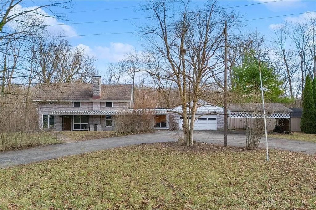 Charming Home on 1.37 Acres in Franklin, Ohio