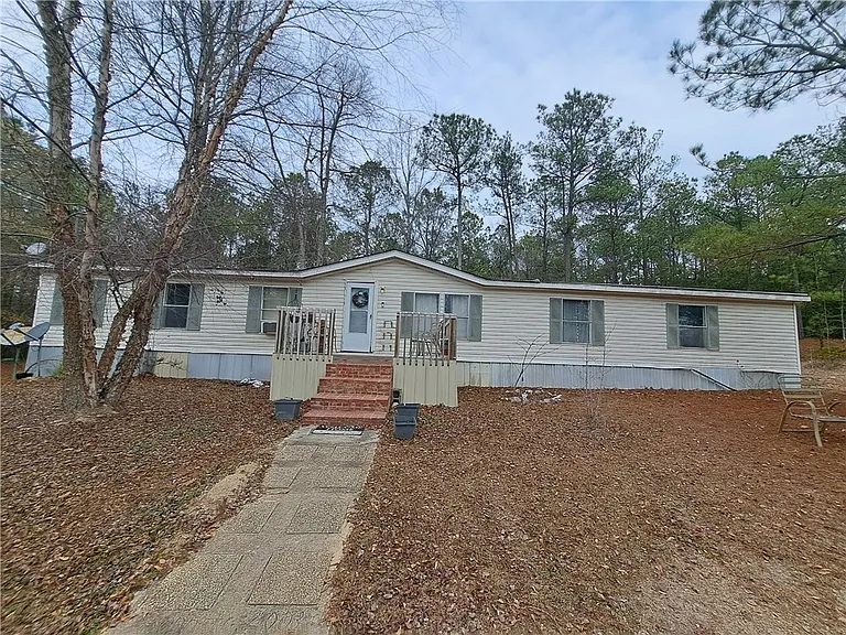 5-Bed, 2-Bath Manufactured Home on 5.7 Acres — 3018 Washington Ave, Tuskegee