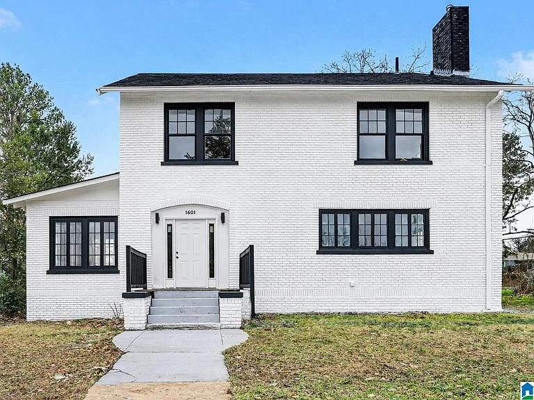 Charming Birmingham Home with Spacious Living Areas and Expansive Backyard