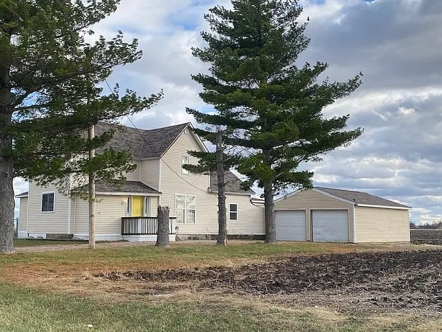 Tranquil Setting in the Heart of Coles County Countryside