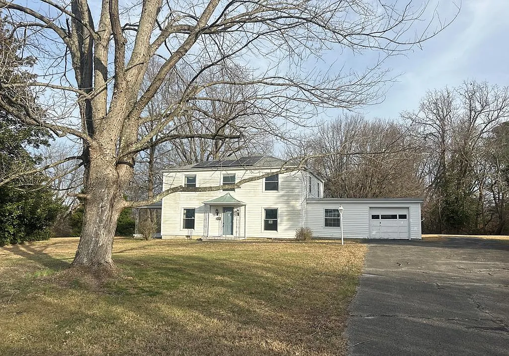 Charming Residential Home in Greenville Kentucky with Spacious Yard and Quiet Setting