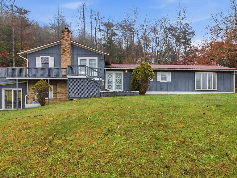 Spacious Country Home with Scenic Views and Expansive Land in Coeburn Virginia