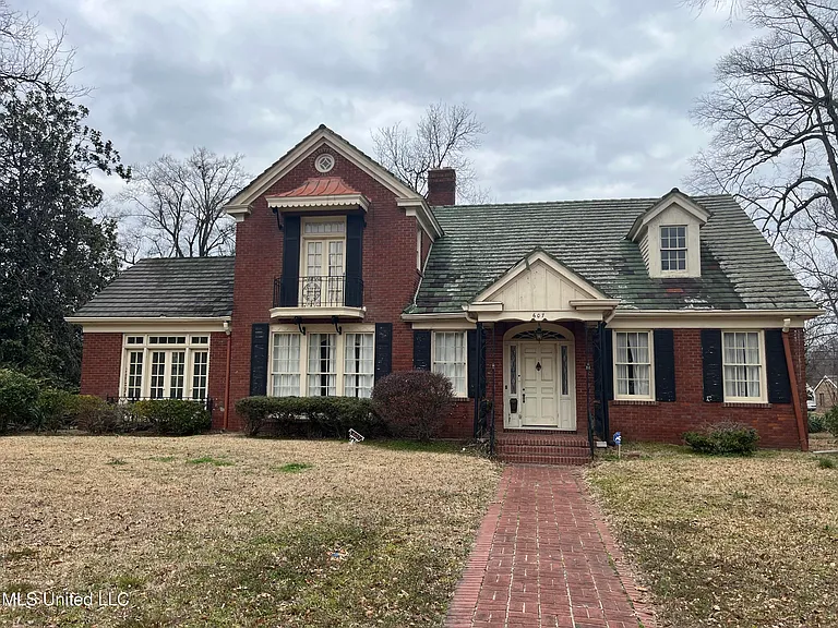 Charming 5-Bed, 5-Bath Home in Mississippi