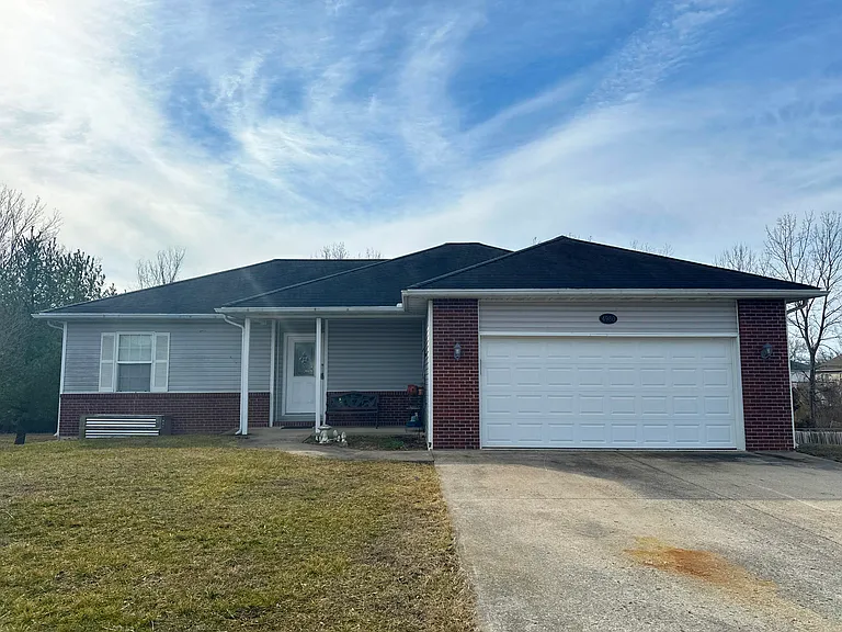 Spacious Family Home with Finished Lower Level in Columbia, Missouri