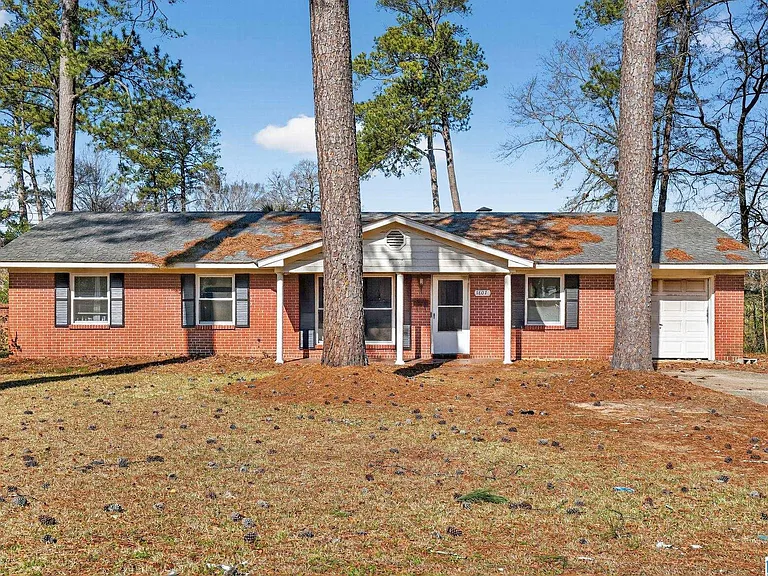 Charming Home in Montgomery, Alabama with Peaceful Neighborhood Setting