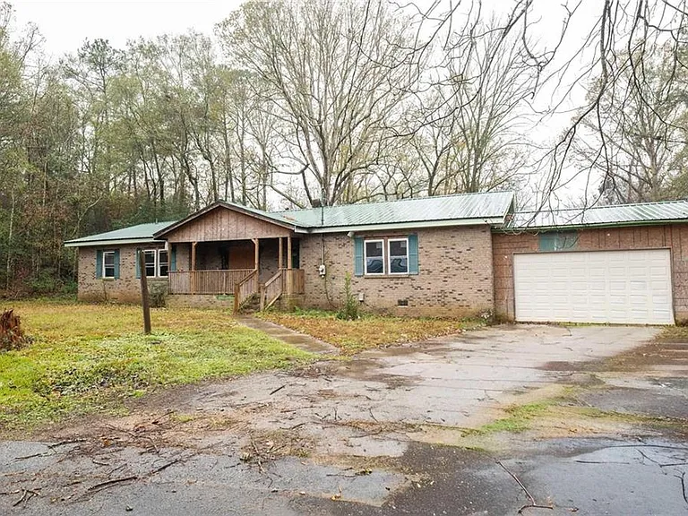 Spacious Renovation Opportunity in Byron, Georgia