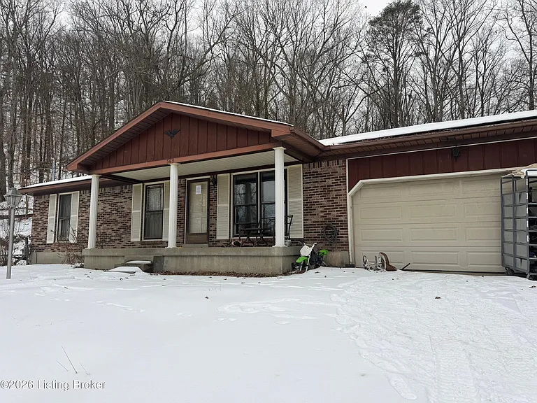 Spacious Country Home in Shepherdsville, Kentucky with Great Renovation Potential