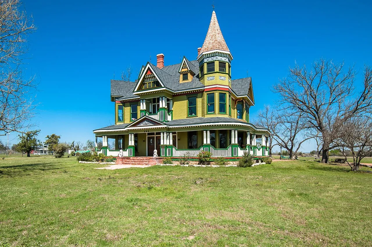 Historic Victorian Estate at 502 W Clinton St, Dublin, TX – 5 Beds, 4 Baths, 4,508 sq ft on 18 Acres