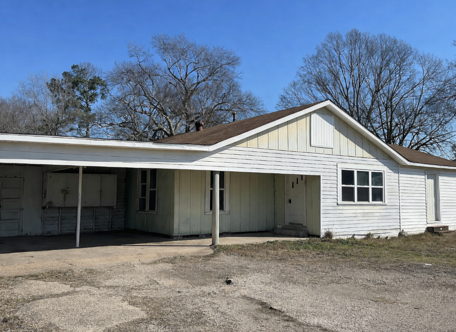 Single-Story Home in Crossett, Arkansas with Spacious Yard and Great Potential