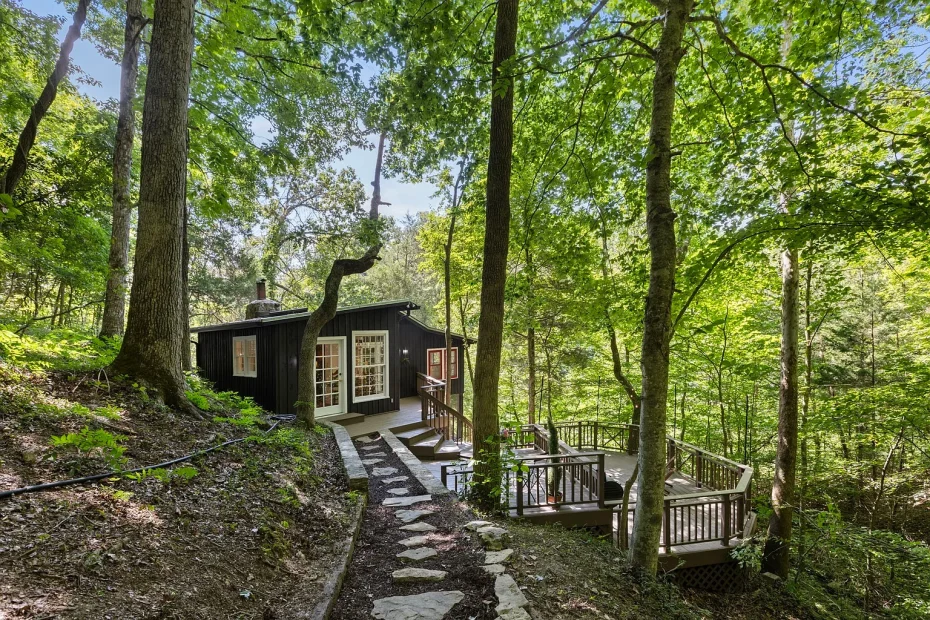 Private Cabin Retreat on Expansive Acreage in Fairview, Tennessee