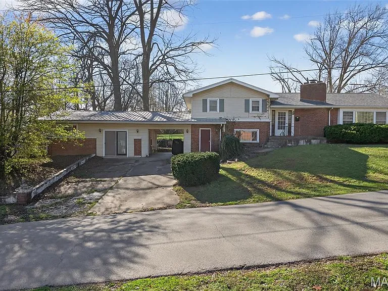 Charming Family Home with Spacious Yard in Scott City