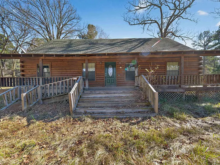 Rustic Cabin Retreat with Spacious Yard in Flint Texas