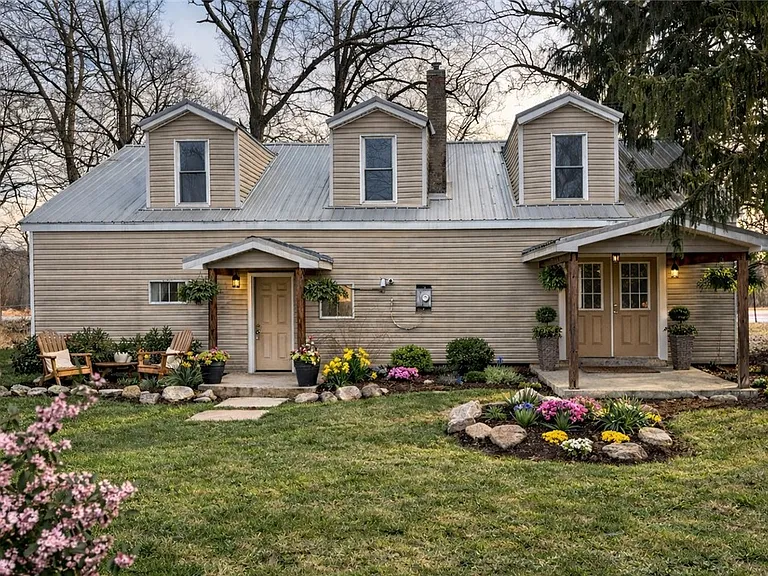 Charming Residential Property with Private Yard in New Castle, Pennsylvania
