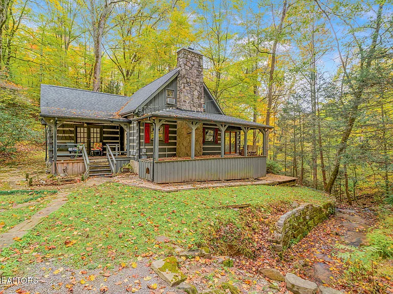 Rustic Creekside Retreat in Knoxville