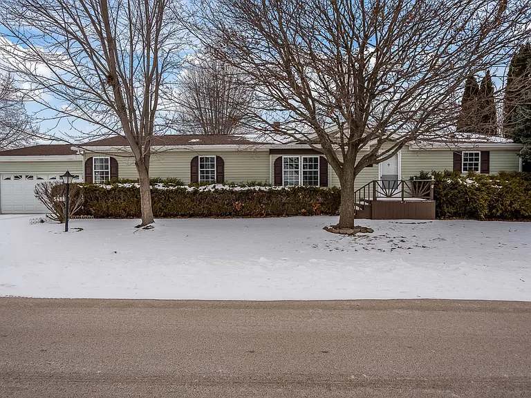 Spacious Family Home in Peaceful Roscoe Setting