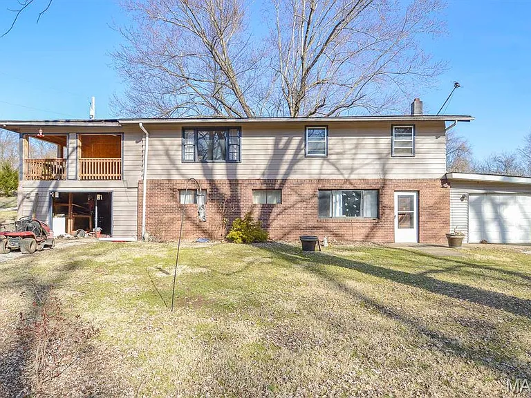 Charming Countryside Retreat Near Troy, Illinois
