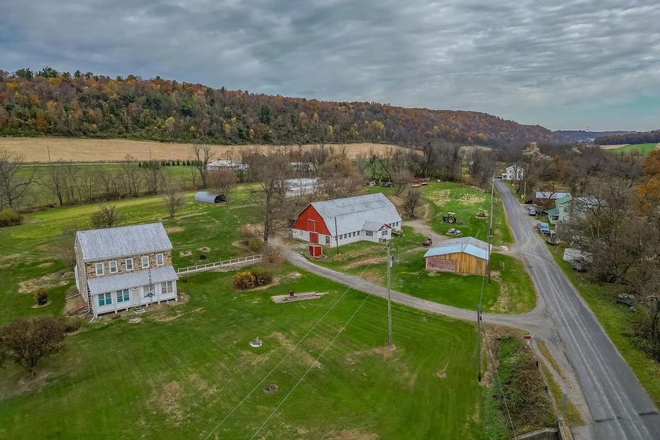 Charming Rural Farmhouse Retreat in Beaver Springs