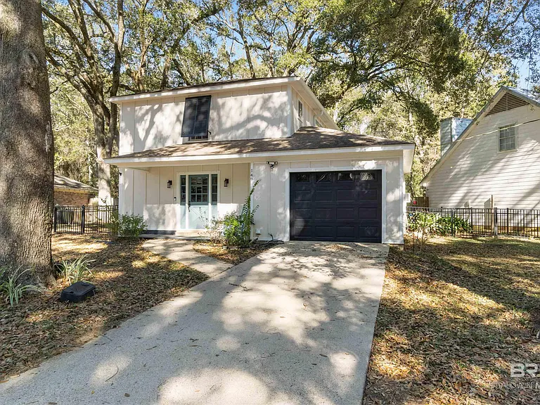 Beautiful and Well-Kept Home in a Peaceful Area with Comfortable Living Spaces