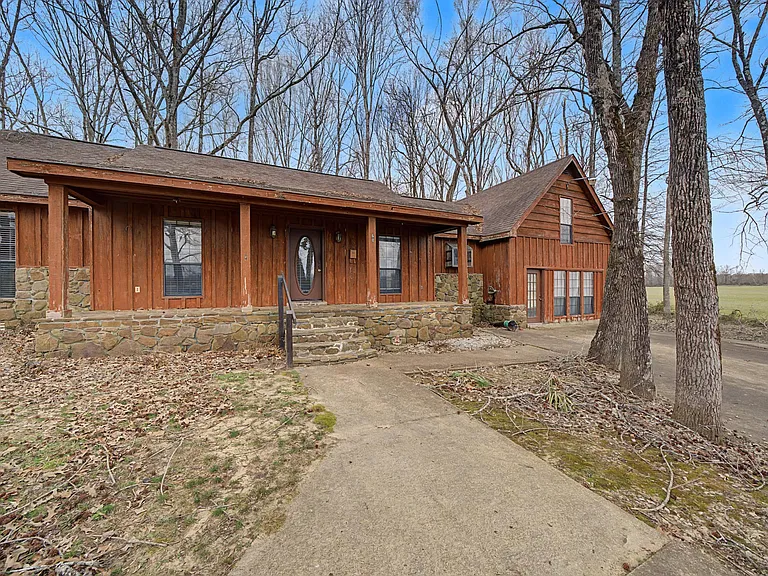 Country Home with Spacious Land and Quiet Rural Surroundings in Walnut, Mississippi