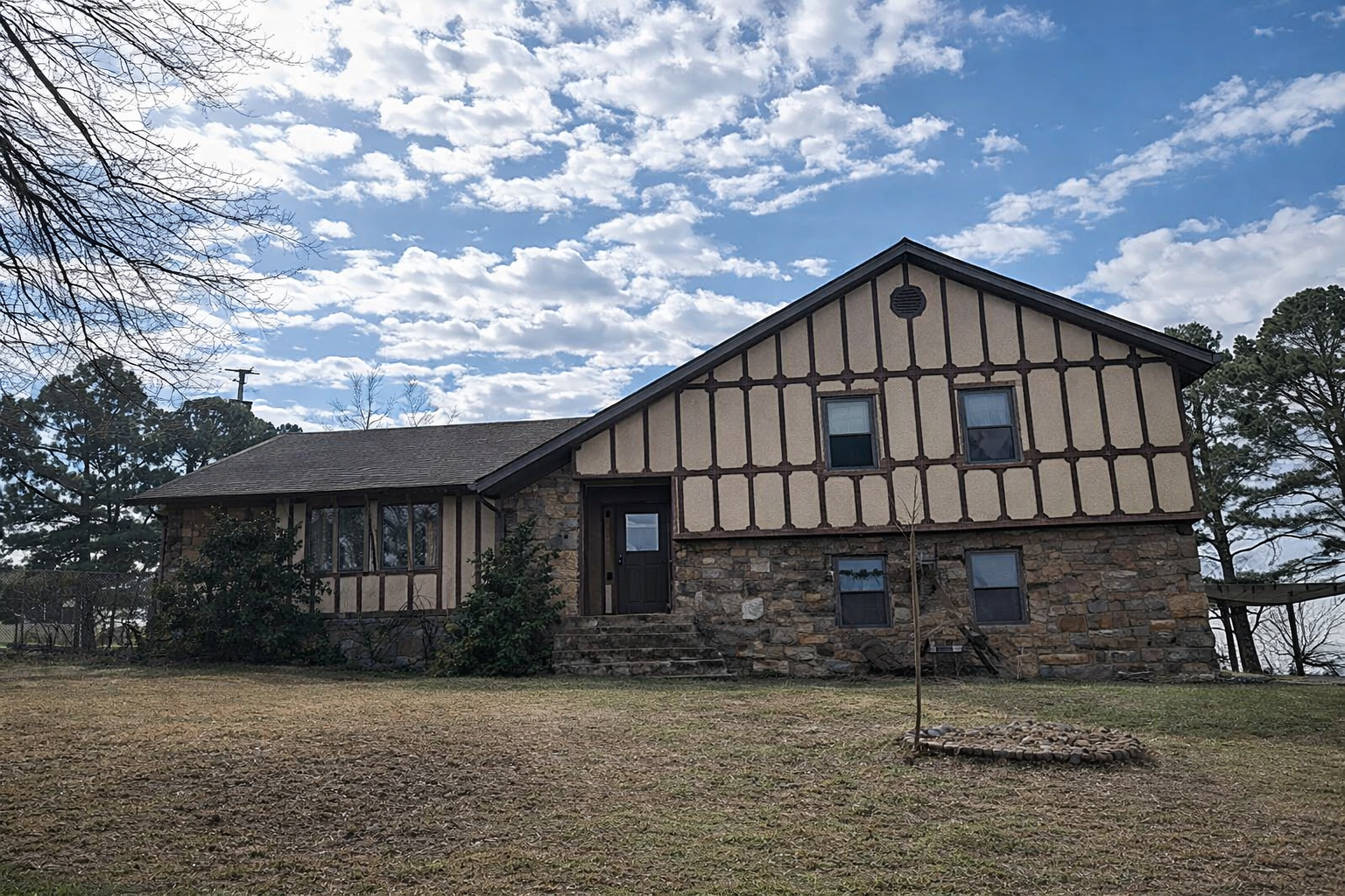 Family Home in Van Buren Arkansas with Spacious Interior and Peaceful Surroundings