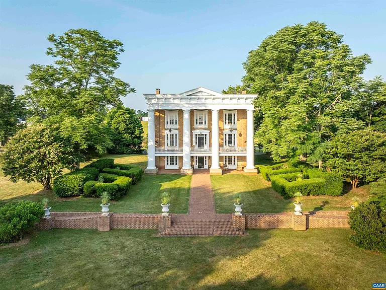Southern Estate Surrounded by Countryside in Culpeper, Virginia