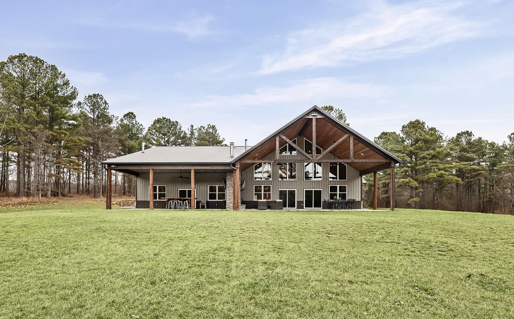 Spacious Private Nature Retreat Surrounded by Scenic Landscapes in Ozark, Illinois