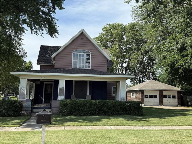 Spacious Home with Character in Independence, Iowa