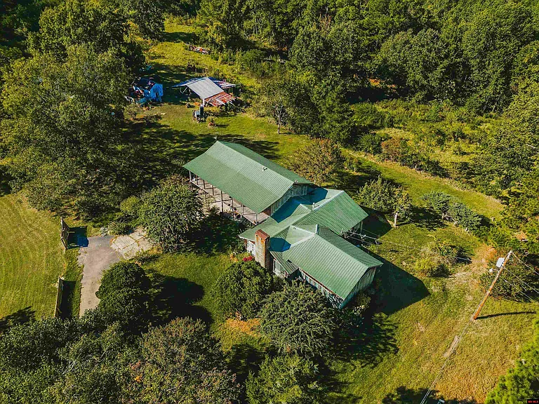 Spacious Rural Retreat with Ponds and Privacy in Monticello