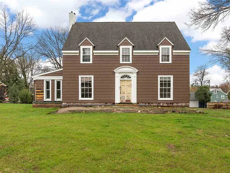 Elegant Cedar Rapids Opportunity Across from Brucemore