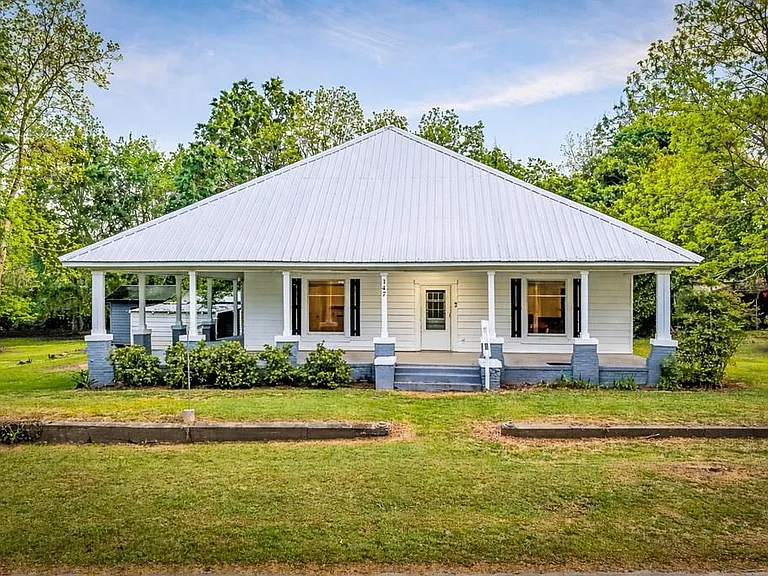 Charming Farmhouse Retreat in Smithville