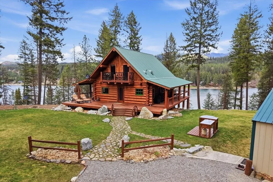 Rustic Log Home on Scenic Acreage in Newport, Washington