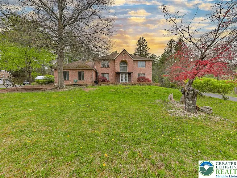 Spacious Saylorsburg Property with Flexible Living and Investment Potential