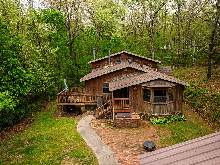 Cedar Home With Privacy And Natural Charm In Fayetteville
