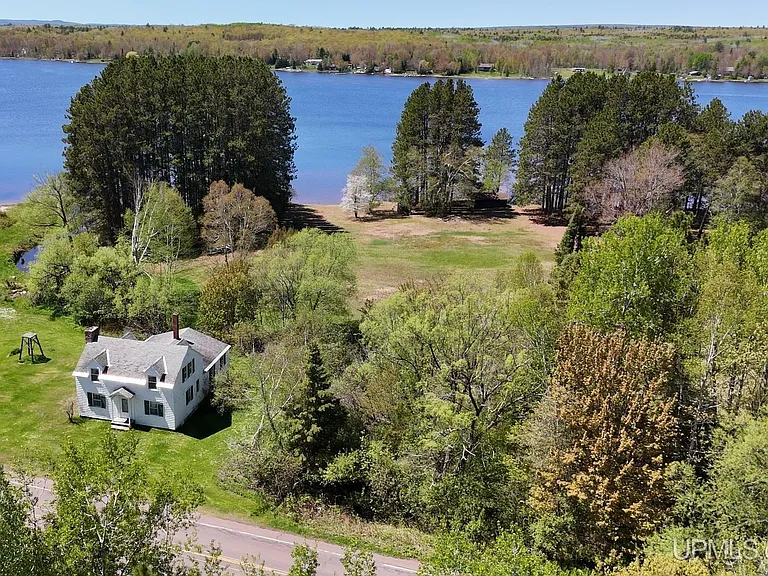 Peaceful Upper Peninsula Country Retreat