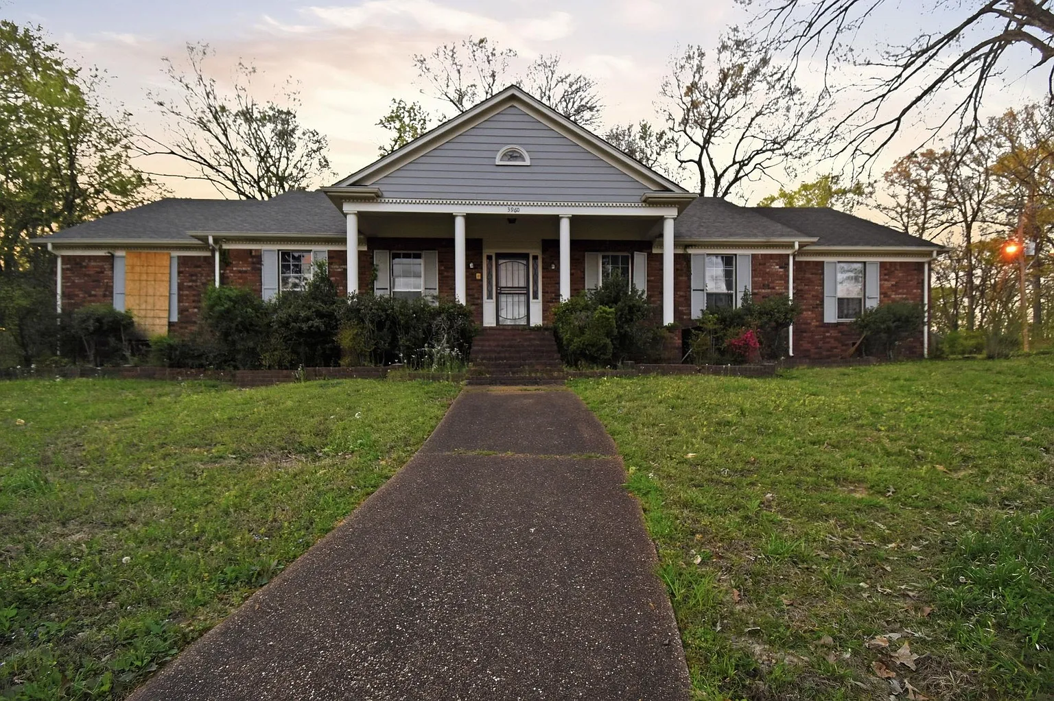 Large Single-Family Home in Memphis Ready for a New Vision