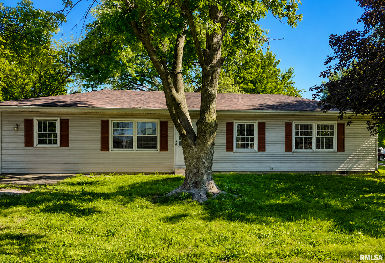 Charming Ranch Home with Great Potential in Virden, Illinois