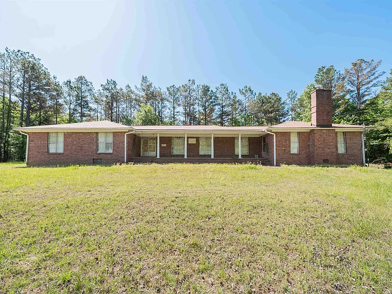 Spacious Brick Ranch Home with Rural Charm in Saulsbury, Tennessee