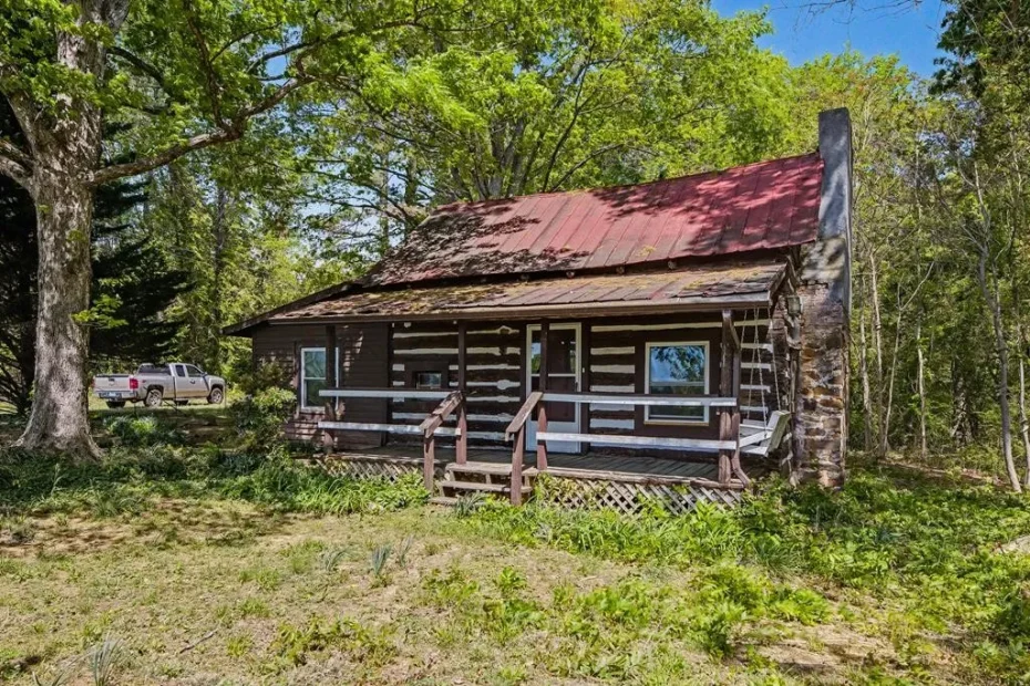 Charming Log Cabin on 1 Acre in Halifax, Virginia